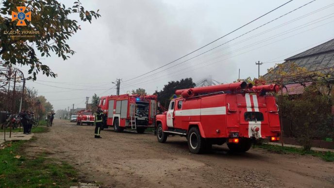 Рятувальники півтори години гасили пожежу в закарпатському селі – 01