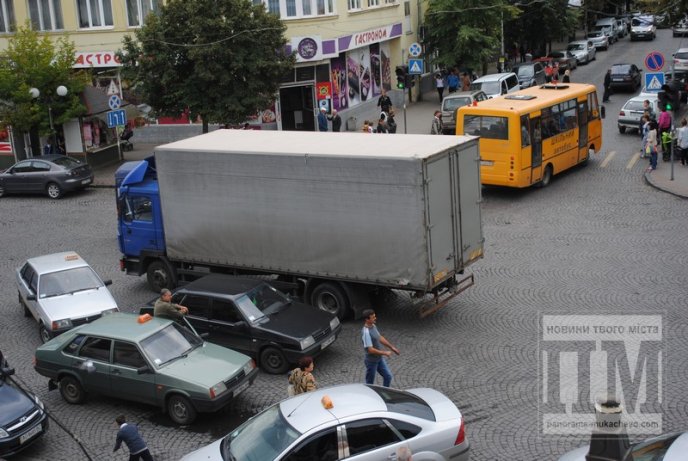 У центрі Мукачева вантажівка пошкодила шлагбаум (ФОТО) – 03