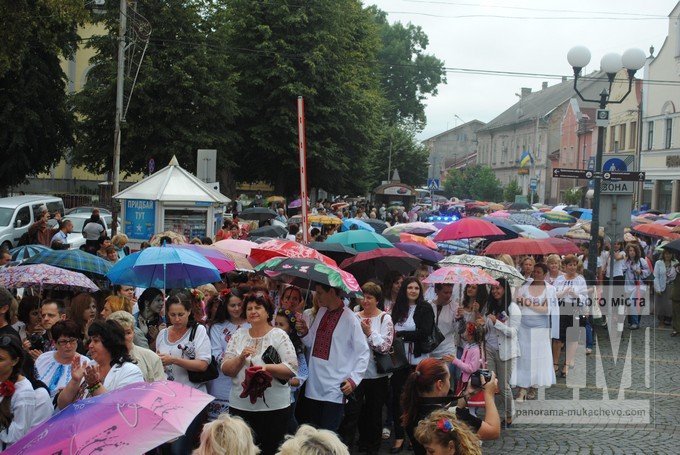 У Мукачеві до Дня Незалежності пройшов традиційний Парад вишиванок (ФОТОРЕПОРТАЖ) – 12
