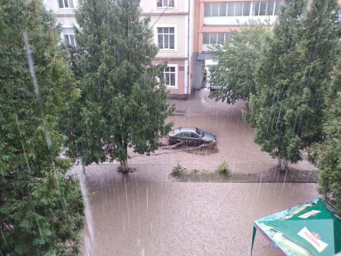 Страшна злива перетворила вулиці закарпатського міста на ріки – 06
