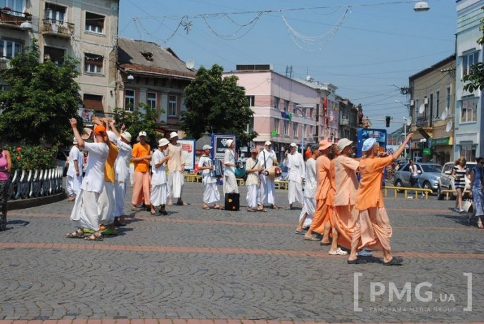 У центрі Мукачева виступають кришнаїти – 13