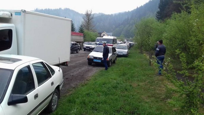 Обурені закарпатці перекрили дорогу "Хуст-Долина" – 03