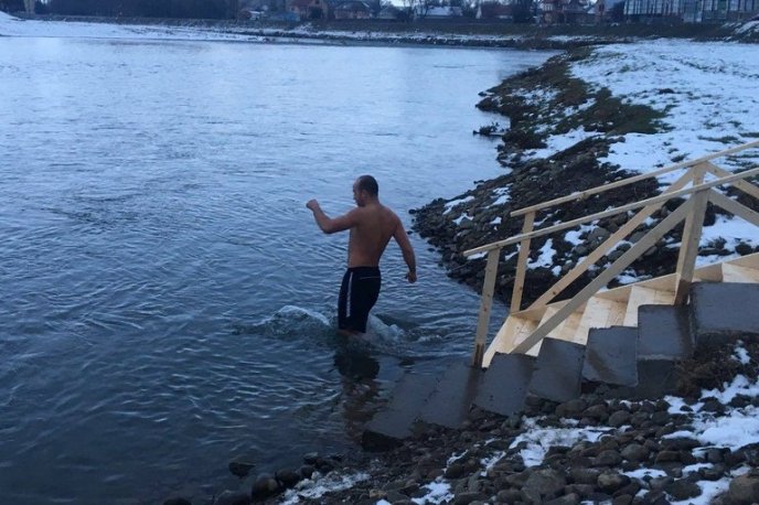 Мукачівці вже занурилися у води Латориці – 03