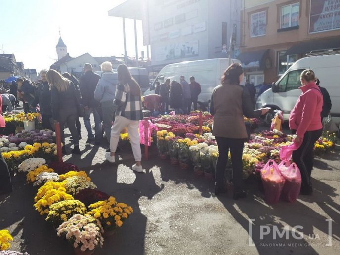 Закарпатці готуються до 1 листопада: скільки коштують вінки, квіти та свічки цього року – 01