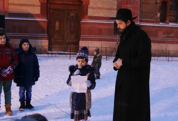 Біля колишньої ужгородської синагоги урочисто запалили ханукальну менору – 03