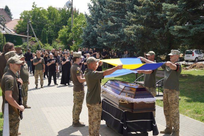 Поховали військового, який отримав важке поранення на фронті – 06