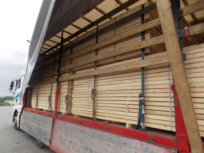 Від прикордонно-митного контролю намагались приховати незаявлену кількість пиломатеріалів – 02