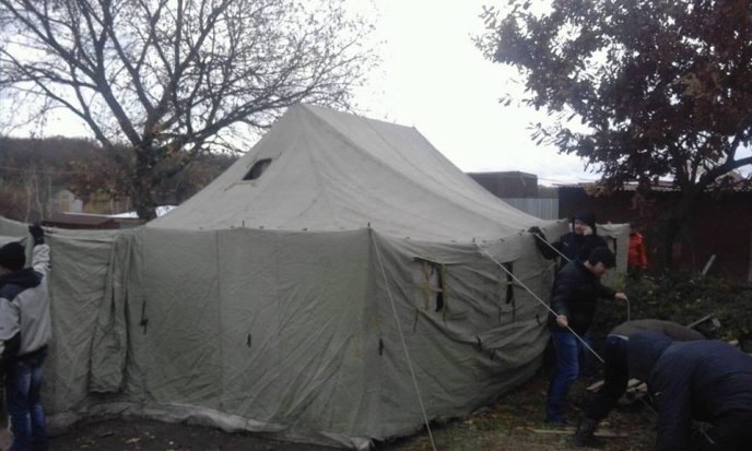 Автоактивісти "пожартували" щодо розблокування кордону: "пересічники" встановили намет – 01