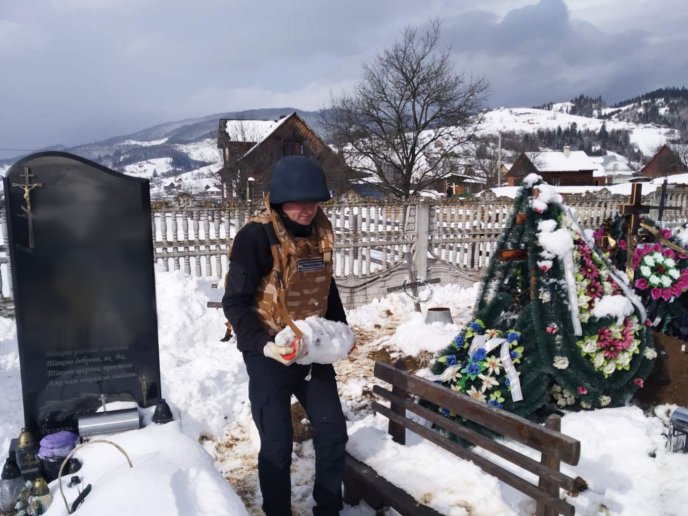 Під час викопування могили селяни натрапили на небезпечну знахідку – 01