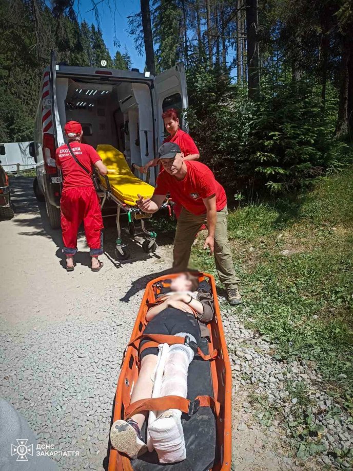 Рятувальники повідомили, що трапилось поблизу водоспаду Шипіт – 01 У горах рятували туристку