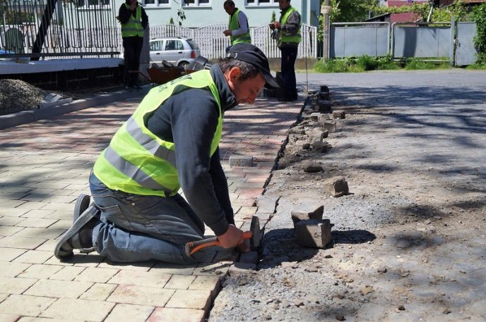 У Мукачеві облаштовують нові тротуари – 06