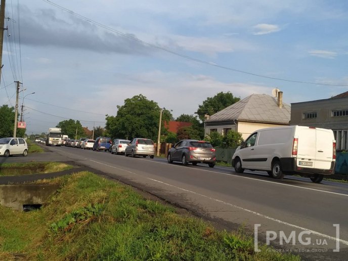 Рух трасою Київ-Чоп в межах Ракошина ускладнено вже 4 години – 01