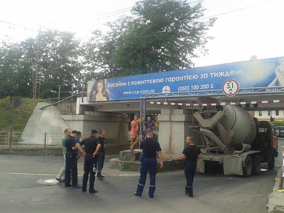 Розмір має значення: в Ужгороді великогабаритна бетономішалка застрягла під мостом – 04