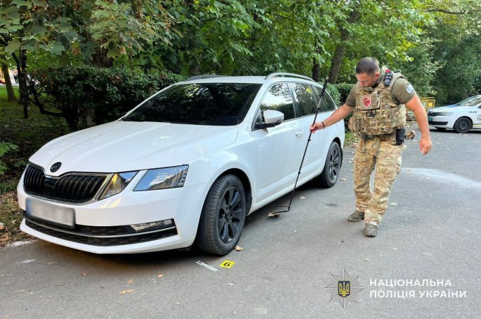 У Мукачеві під автомобілем виявили предмет, схожий на гранату – 02 У Мукачеві під автомобілем виявили предмет, схожий на гранату – 02