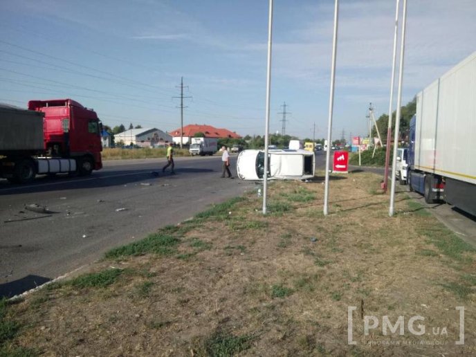 ДТП у Мукачеві: від удару одна автівка перекинулась – 01 ДТП у Мукачеві: від удару одна автівка перекинулась – 01