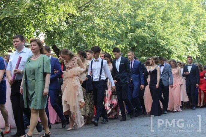 Випускники загальноосвітніх шкіл Мукачева пройшли ходою по місту  – 18