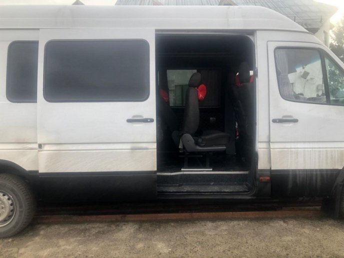 Через контрабандні сигарети хлопець втратив мікроавтобус – 01