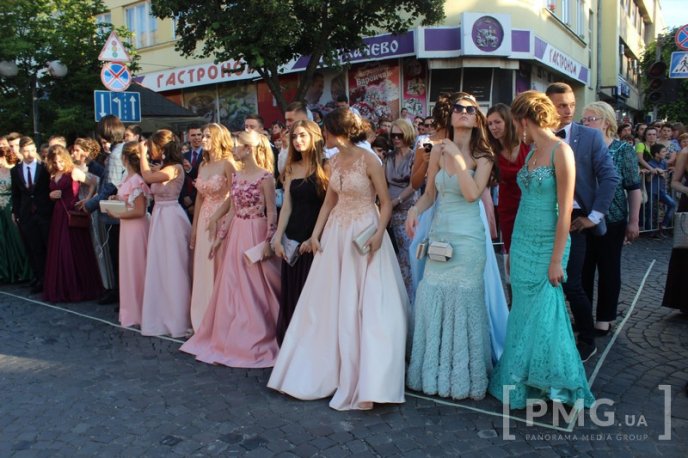 Мукачівські випускники станцювали прощальний вальс у центрі міста – 07