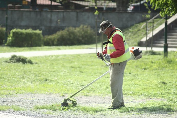 У парку "Перемога" в Мукачеві скошують траву та готують зону відпочинку до вихідних – 04