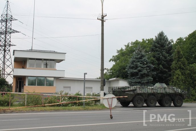 У Мукачеві біля поста ДАІ стоїть БТР – 01