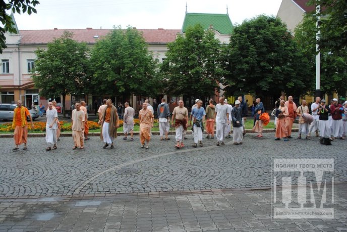 Мукачевом гуляють кришнаїти співаючи та пританцьовуючи (ФОТО, ВІДЕО) – 04
