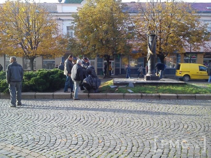 У центрі Мукачева демонтовують пам’ятник Мігаю Мункачі – 01