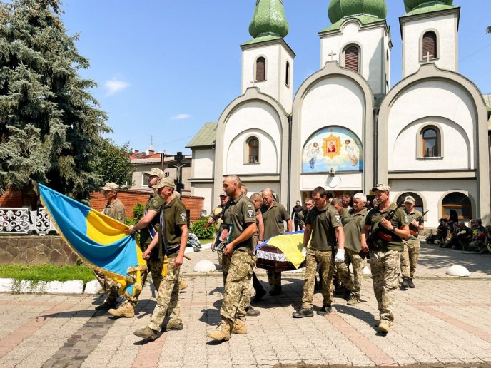 У Мукачеві поховали Героя, який віддав життя за Україну – 01