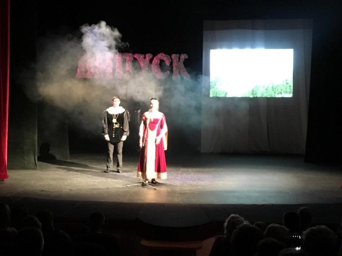 У Мукачівському кооперативному торговельно-економічному коледжі провели випускний бал – 08 У Мукачівському кооперативному торговельно-економічному коледжі провели випускний бал – 08