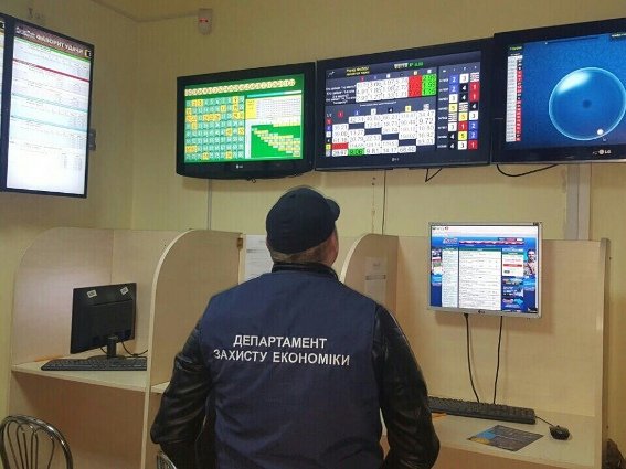 У містах Закарпаття поліція масово закриває гральні заклади – 04