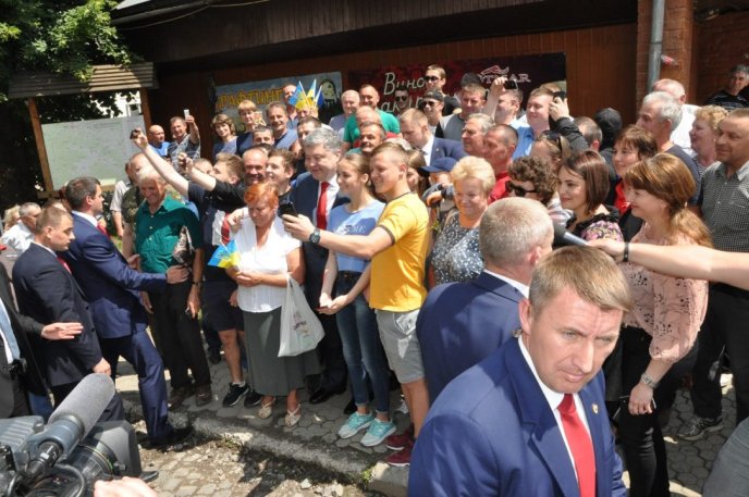 Порошенка у Воловці прийшли побачити кілька сотень людей – 06