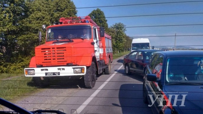 Біля Мукачева трапилася потрійна ДТП, внаслідок якої ледь не вибухнула вантажівка – 05