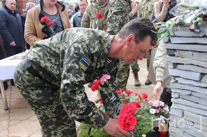 У Мукачеві відкрили меморіальну дошку бійцю АТО Руслану Ігнатишину – 25