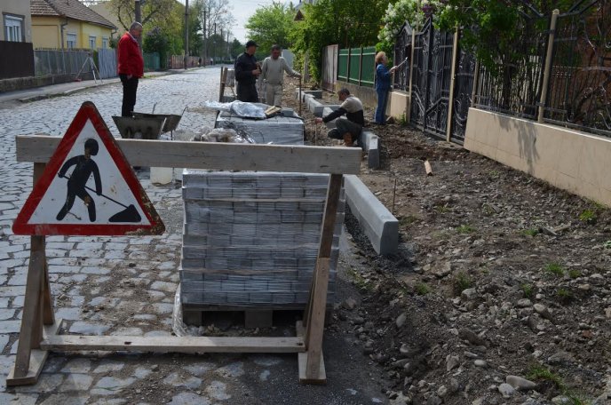 Комунальники облаштовують тротуар на ще одній вулиці Мукачева – 01