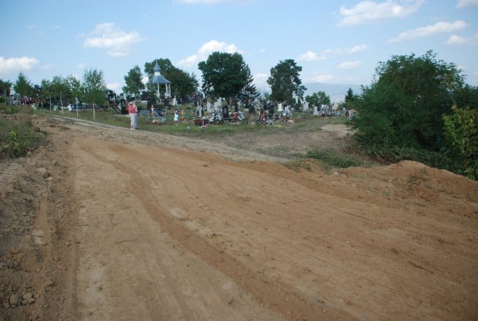 В Іршаві будують дорогу до міського кладовища – 03