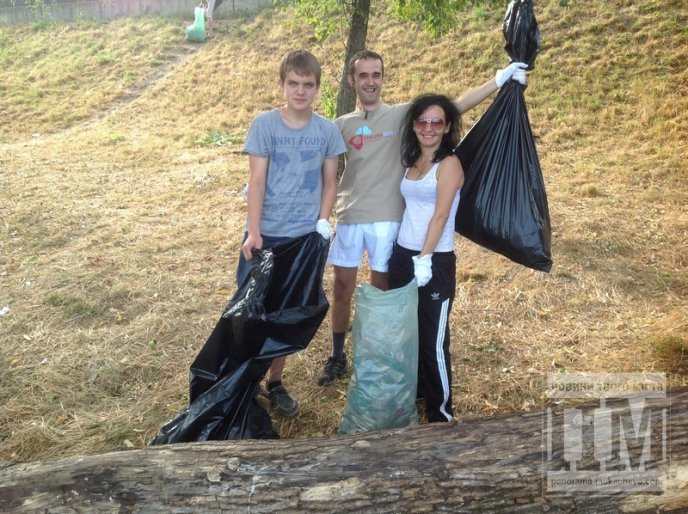 Свідомі мукачівці очищали набережну міста від сміття (ФОТО) – 03 Свідомі мукачівці очищали набережну міста від сміття (ФОТО) – 03