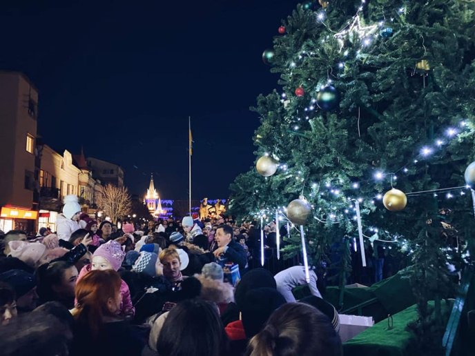 В центрі Мукачева дітлахи отримали солодкі подарунки – 05