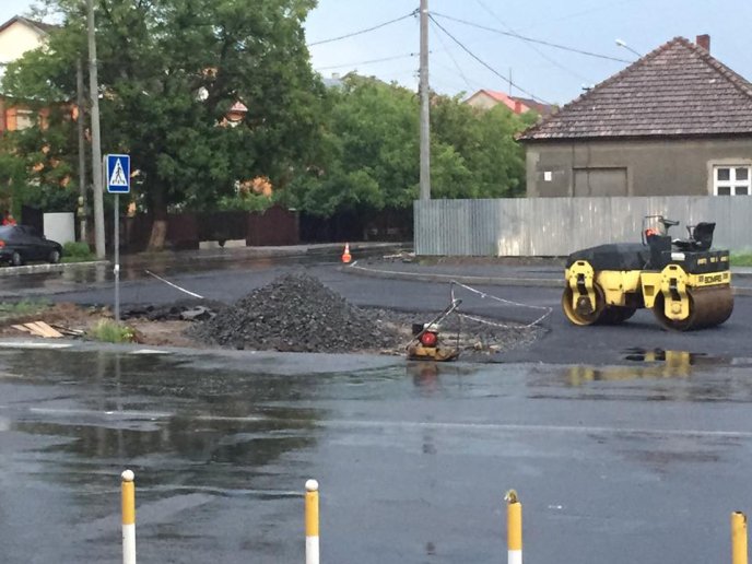 Користувачі соцмереж висміюють роботу мукачівських дорожників, які у дощ асфальтували дорогу – 08