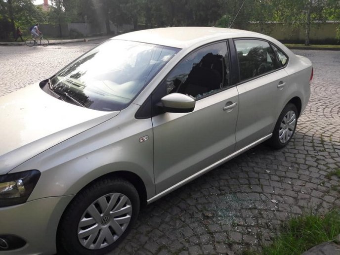 Прес-секретарю голови Закарпатської обласної ради пошкодили машину – 03