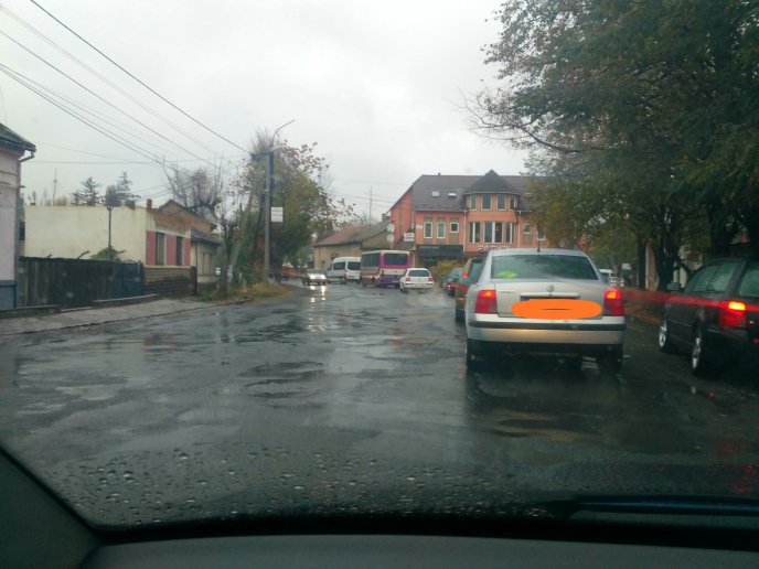 Два автомобілі не розминулись – 04