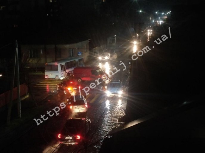 Зіткнулись два автомобілі: рух ускладнено – 03