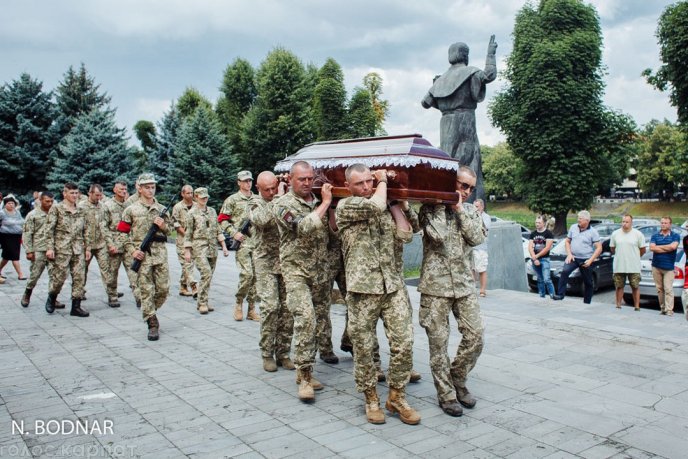 В Ужгороді в останню путь провели військових, які нещодавно трагічно загинули – 08