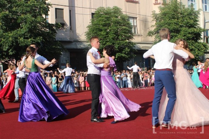 Свято випускників у Мукачеві: вальс, усмішки та селфі – 12 Свято випускників у Мукачеві: вальс, усмішки та селфі – 12
