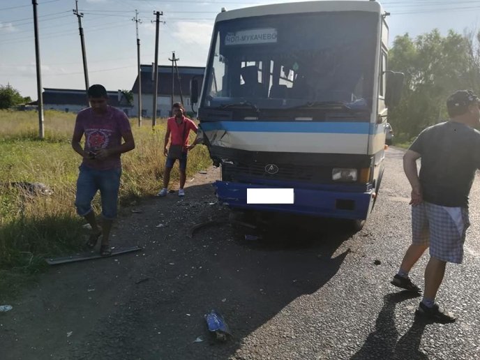 На Мукачівщині сталась ДТП: зіткнулись легковик і рейсовий автобус – 05