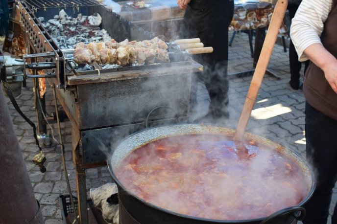 Багато м’яса, бограч, сири та мед: Берегово поринуло у винний фестиваль – 06