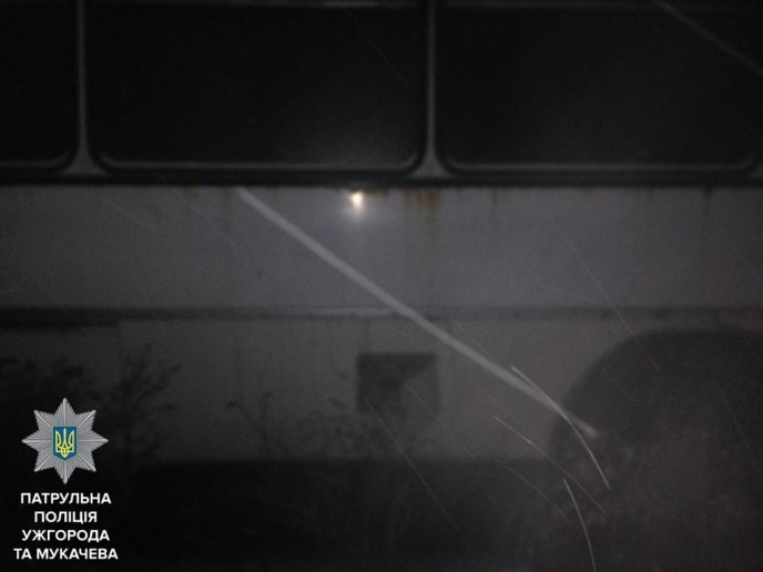 У свій вихідний день мукачівський патрульний затримав чоловіка, який підозрюється у крадіжці палива з автобуса – 01 У свій вихідний день мукачівський патрульний затримав чоловіка, який підозрюється у крадіжці палива з автобуса – 01