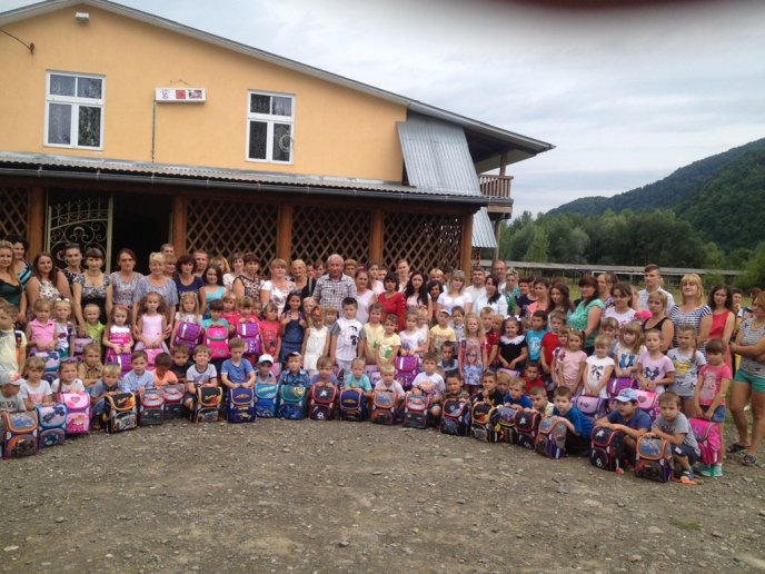 Першокласникам Тячівщини до Дня знань подарували нові ранці – 12