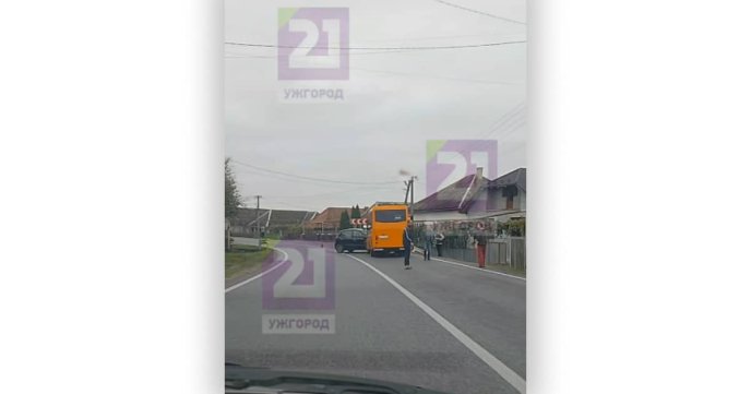 На Закарпатті зіткнулись легковий автомобіль та маршрутка, — ЗМІ – 01 Фото з місця аварії / Джерело — «21 канал»