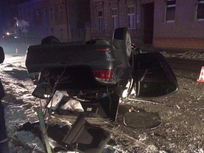 З’явились фото карколомної новорічної ДТП в Ужгороді, у яку потрапила іномарка "BMW" – 05