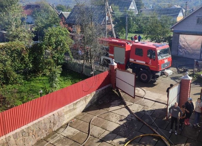 На Рахівщині горів двоповерховий будинок – 01