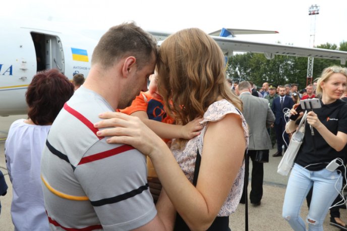 Історичні фото: як зустрічали полонених вдома – 18